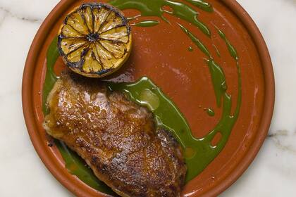 "Es el foie gras argentino", dice, un poco un broma y un poco en serio, el chef del bodegón Mengano