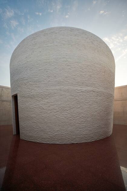 Es el primer Skyspace freestanding (independiente) de Turrell en América del Sur, hecho completamente en mármol y cubierto de pasto a metros de la playa.