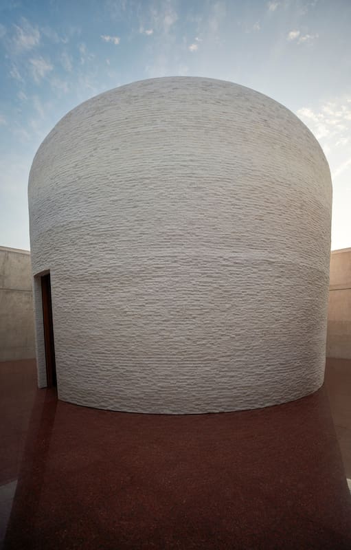 Es el primer Skyspace freestanding (independiente) de Turrell en América del Sur, hecho completamente en mármol y cubierto de pasto a metros de la playa.