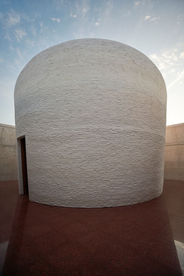 Es el primer Skyspace freestanding (independiente) de Turrell en América del Sur, hecho completamente en mármol y cubierto de pasto a metros de la playa.