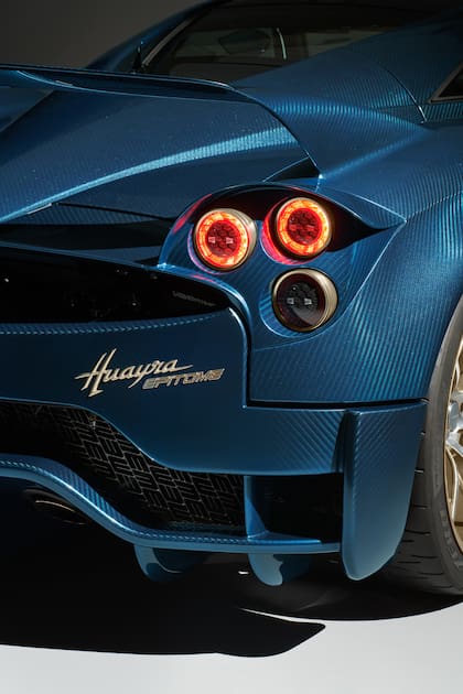 Es el primer y único Huayra equipado con una transmisión manual, diseñada para ofrecer una experiencia de conducción completamente mecánica