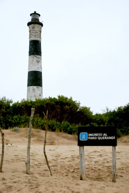 Es el quinto faro más alto de los 60 que hay en el país y mellizo del de Claromecó, aunque con las franjas horizontales blancas y negras invertidas.