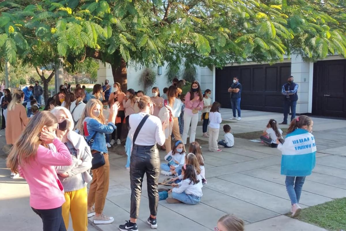 Es el segundo fin de semana en que los tucumanos marchan frente al domicilio de Manzur por las restricciones