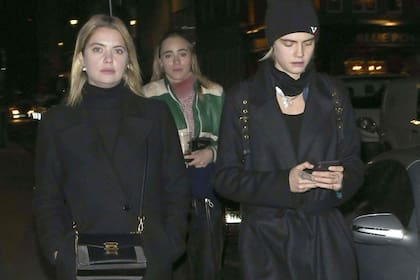 ¿Es ese un anillo de compromiso en el dedo de Cara Delevingne? Los rumores de que la modelo estaría comprometida con su novia Ashley Benson comenzaron a resonar