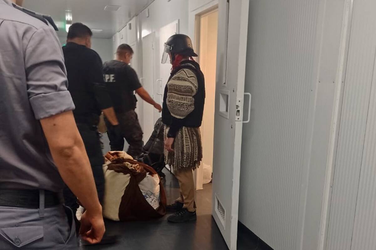 Es extraditado a Chile el líder mapuche Facundo Jones Huala, dinde cumplirá una condena de seis meses de prisión que le impuso la Justicia transandina, al hallarlo culpable del incendio de una vivienda (Télam)