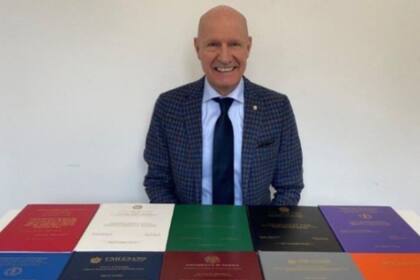 Es farmacéutico, tiene 10 títulos universitarios y asegura que estudia por hipnosis