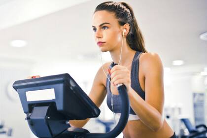 Es fundamental mantener el cuerpo activo y en movimiento, pero no menos importante es tomar recaudos nutricionales