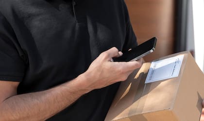 Es fundamental verificar si el código se ve despegado, mal alineado o con una calidad de impresión distinta