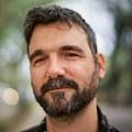 Es hermano de un famoso actor, se recibió de maestro jardinero y trabaja en teatro con Adriana Brodsky