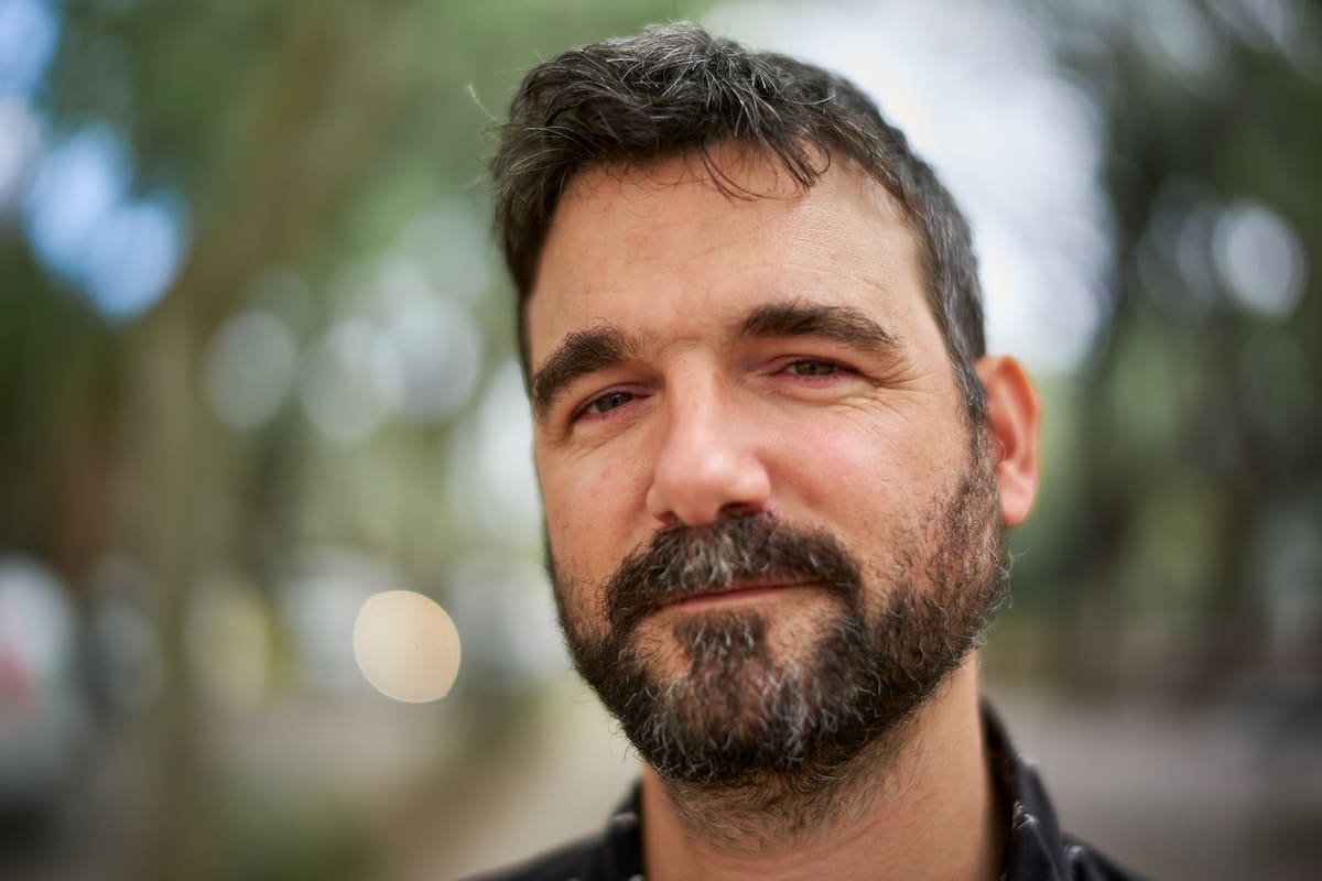 Es hermano de un famoso actor, se recibió de maestro jardinero y trabaja en teatro con Adriana Brodsky: “Un disfrute”