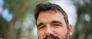 Es hermano de un famoso actor, se recibió de maestro jardinero y trabaja en teatro con Adriana Brodsky