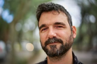 Es hermano de un famoso actor, se recibió de maestro jardinero y trabaja en teatro con Adriana Brodsky