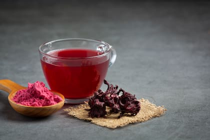 Es ideal deshidratar la flor del hibiscus y conservarla en lugar fresco y seco, para tener a mano todo el año, especialmente si se usan en tés o infusiones.