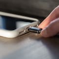 ¿Se conecta primero el celular o el cargador? El error más común