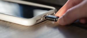 ¿Se conecta primero el celular o el cargador? El error más común