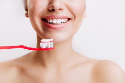 La recomendación es lavar el cepillo de dientes durante 30 segundos después de cada uso