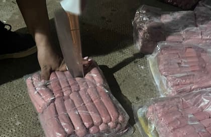Es importante destacar que la lista de productos cuyo ingreso está prohibido desde el exterior es amplia y abarca mucho más que los embutidos. Entre ellos figuran “cárnicos, lácteos, frutas, hortalizas y otros alimentos de origen animal o vegetal”
