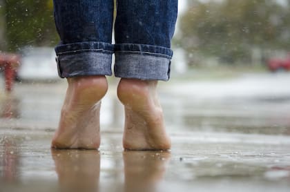 Es importante hidratar correctamente los pies para mantener la piel suave y evitar la formación de callosidades