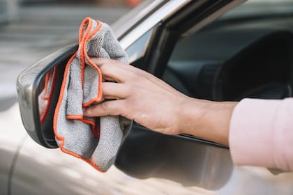 Es importante limpiar los espejos laterales del auto para tener buena visibilidad al conducir