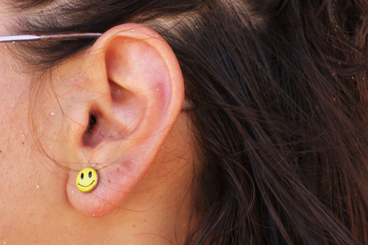 Es importante mantener una buena higiene de oídos para cuidar la salud auditiva y no tener complicaciones futuras