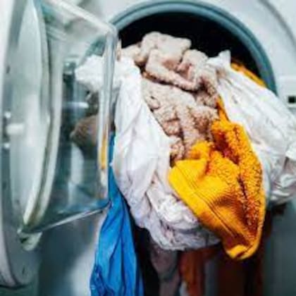 Es importante no colocar la ropa de manera apretada en el lavarropas