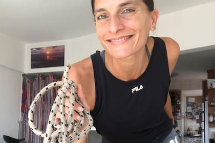 Es importante no levantar demasiado los pies del suelo y no pisar con toda la planta completa sino con la parte delantera de los pies.