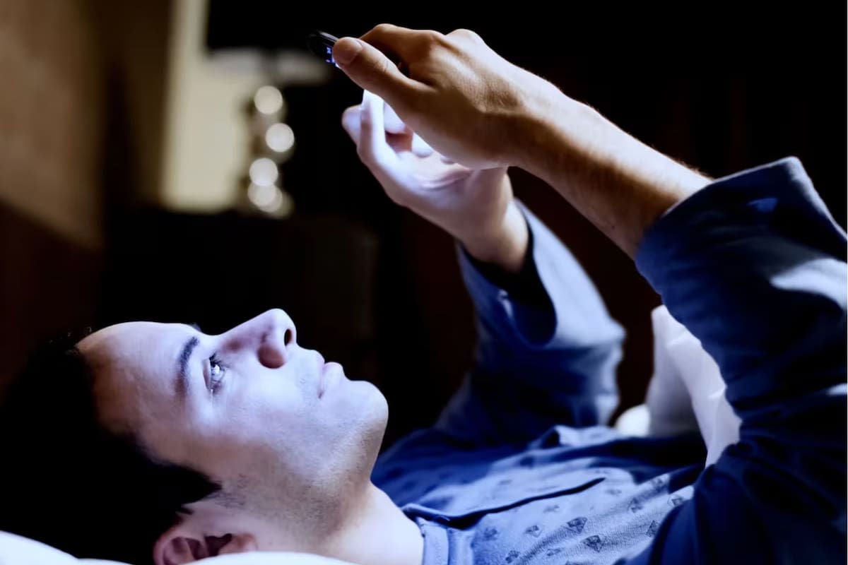 Es importante no usar dispositivos electrónicos al momento de acostarse