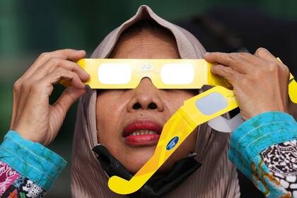 Es importante observar este tipo de eclipses con anteojos con un filtro especial