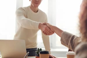 Es importante planear el momento en el que se pida un aumento salarial (Foto Instagram Pexels)