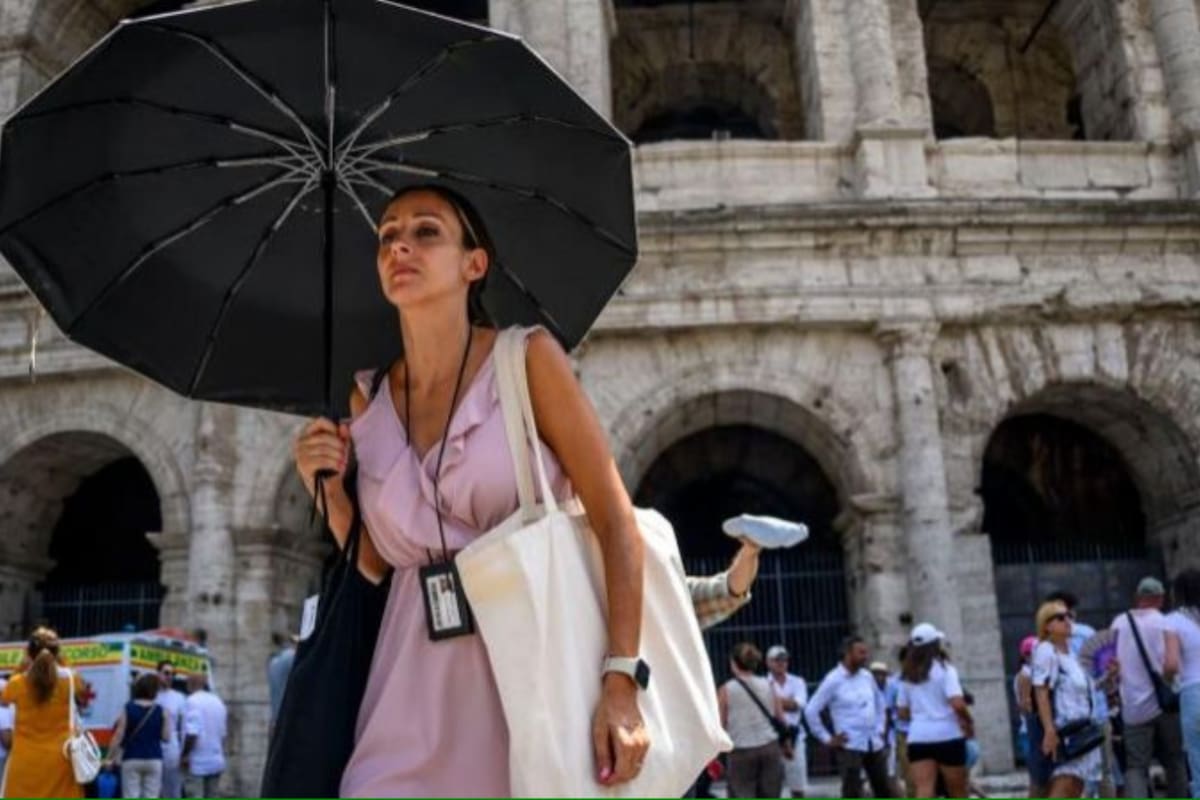 Es importante protegerse con una sombrilla de los rayos del sol, en las horas de más calor
