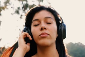 Es importante que sepas el nivel de volumen en los auriculares para cuidar de tus oídos (Foto: Unsplash)
