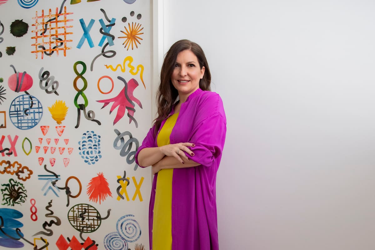 "Es importante rescatar la vitalidad y lo humano del arte", dice Larisa Andreani, presidenta de arteba, junto a una obra de Ana Clara Soler