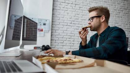 Es importante tratar de hacer una pausa para comer y no hacerlo rápido frente al ordenador