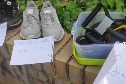 "Es increíble lo que te podés encontrar en la calle que haya sido puesto para regalar (zu verschenken) o simplemente descartado como basura en Alemania. Nosotros vamos a hablar particularmente de Berlín porque fue donde vimos esto. Es muy común que la gente saque de todo a la calle: desde ropa, electrodomésticos, muebles o comida para regalar. Lo normal es que esté en buen estado para que alguien más lo tome, lo que está roto o en malas condiciones normalmente lo ponen directo en el contenedor la basura.