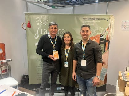Es Juan José Szychowski Presidente del Instituto Nacional de Yerba Mate (INYM) y organizador de la feria, junto con Gabriela Moretti fundadora de LA MAGA BLENDS, compañía argentina productora de té y yerba mate premium, y Lucas Solina Moretti socio de la firma.