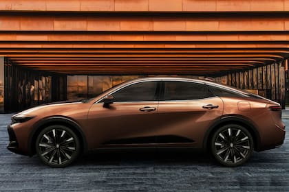 Es la décimo sexta generación del modelo original y se produce en Japón en la planta de Motomachi, donde se desarrolla bajo filosofía TNG (Nueva Arquitectura Global de Toyota) en la plataforma GA-K.