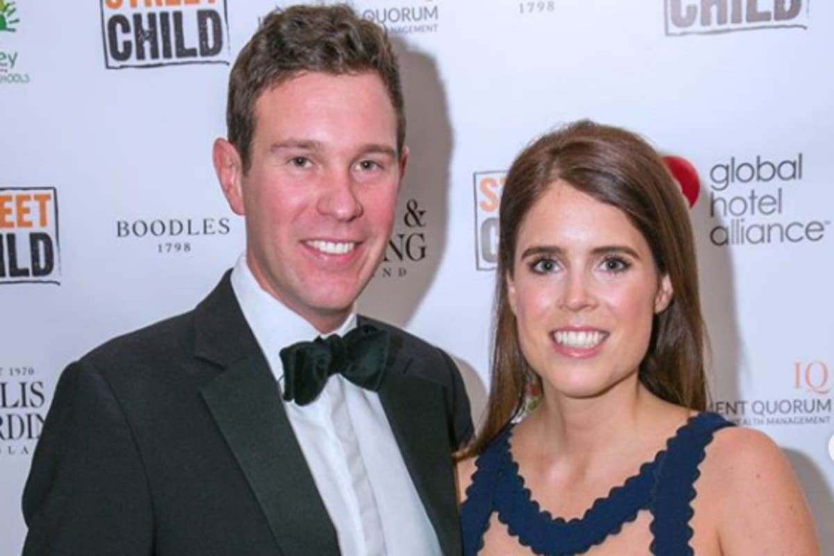 Es la hija menor del príncipe Andrés, cuestionado hoy por su vínculo con el pedófilo fallecido Jeffrey Epstein. Beatriz, su hermana mayor, se casó en secreto hace unos meses con la reina de cómplice. El bebé de la princesa y su marido nacerá a principios de 2021