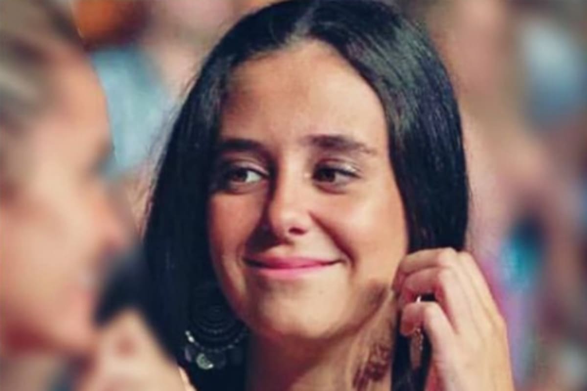 Es la nieta mayor de Sofía y Juan Carlos. Con veinte años, ya se ganó la fama de rebelde y se convertido en la obsesión de los medios españoles debido a sus novios, sus salidas y sus problemas con los protocolos