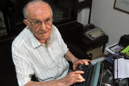 Es la persona más anciana del mundo en obtener su primera licenciatura y escribió su tesis final en una máquina de escribir Olivetti