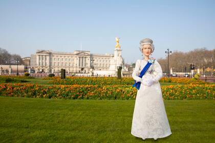 Es la primera muñeca Barbie de la reina Isabel II