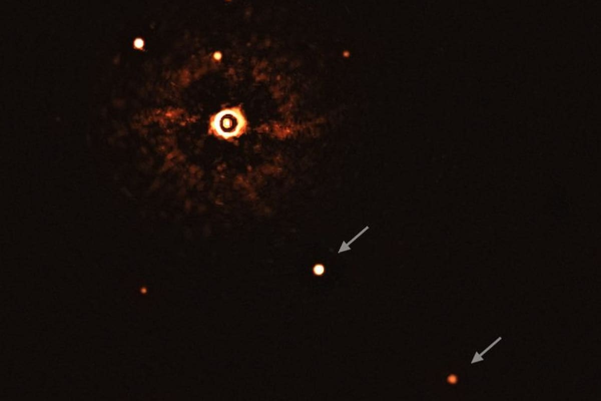 Es la primera vez en la historia de la astronomía que se logra resistrar un sistema planetario cuyo centro es una estrella con las características similares al Sol que alumbra la tierra