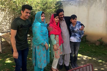 Es la primera vez que visita su pueblo desde que un extremista del Talibán le disparó ahí en 2012