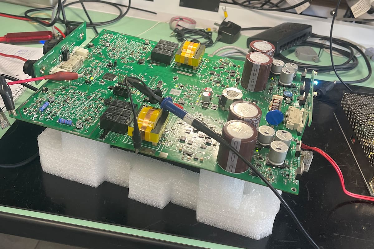 Es la única fábrica del país de ecosondas y pilotos automáticos para barcos