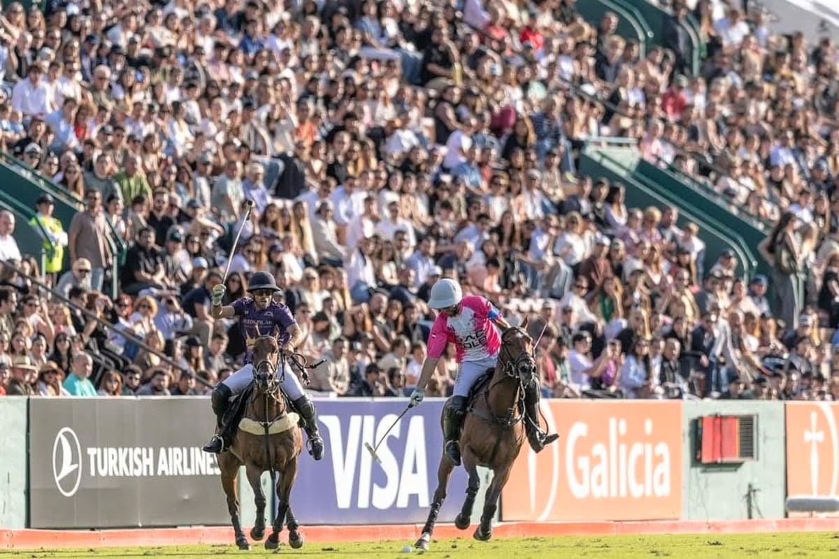 "Es lindo volver a jugar en la cancha 1 lleno de gente", dijo Polito Pieres, capitán de UAE Polo, que lleva la bocha; detrás, la gente, que respondió a la estrategia para captar más concurrencia