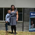Es madre soltera, ahorró durante una década y construyó su propia casa con bloques de plástico reciclado