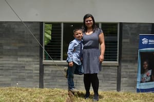Es madre soltera, ahorró durante una década y construyó su propia casa con bloques de plástico reciclado