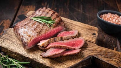 ¿Es malo comer carne cruda?