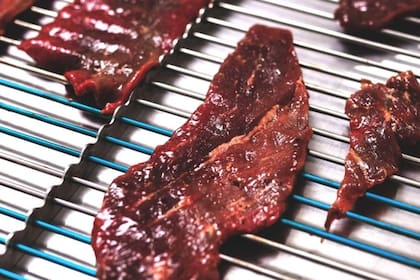 ¿Es malo comer carne cruda?