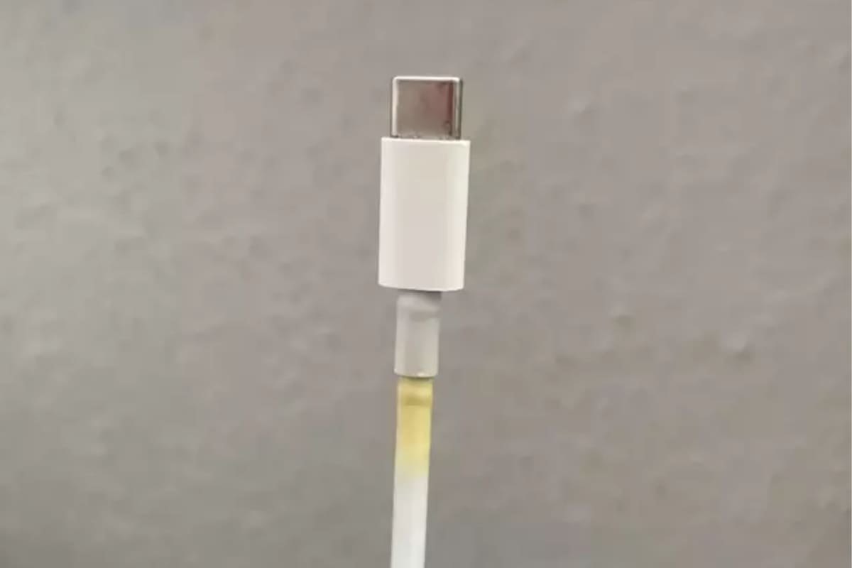 Es mejor adquirir un cargador nuevo si comienza a ponerse amarillo. (Foto: Reddit)