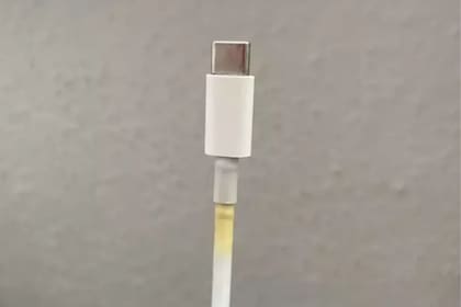 Es mejor adquirir un cargador nuevo si comienza a ponerse amarillo. (Foto: Reddit)